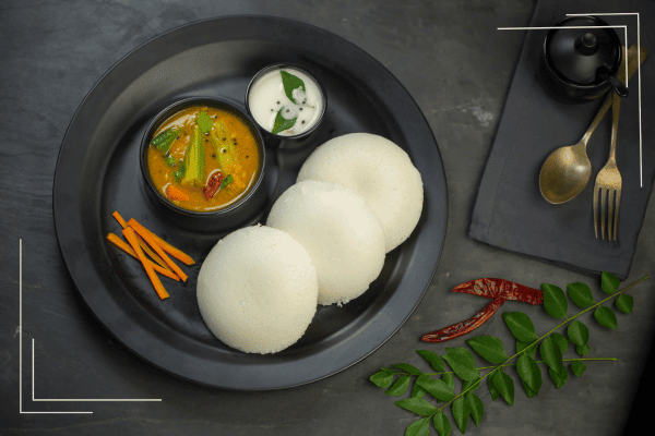 halwaivala idlis served with sambar and coconut chutney